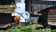 Satelit v horské kavkazské vesnici Svanetie.