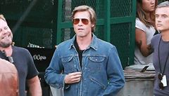 Brad Pitt jako kaskadér Cliff Booth. Foto z natáení snímku Once Upon a Time in...
