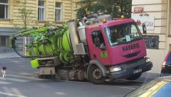 V Praze se na rohu Mnesovy a Italsk propadla vozovka. Hasii povolali jeb