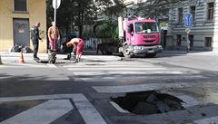 V dsledku propadlé vozovky v Italské ulici dolo v centru Prahy k omezení...
