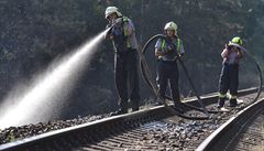 Na Mladoboleslavsku hořely podél železnice louky a lesy. Požár zavinil projíždějící vlak