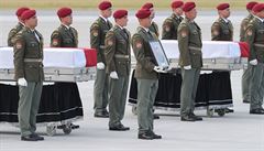 Hradní strá pináí na pietní ceremoniál ostatky padlých voják.