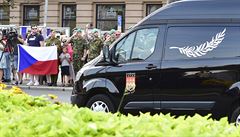 Kolona s poz�statky projela Prahou. V ulicích se s vojáky lou�ily stovky lidí.