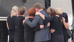 Poz�stalí se lou�í s t�ly svých p�íbuzných.