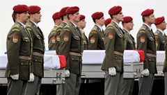 Vojensk specil s ostatky zabitch vojk pistl v Praze