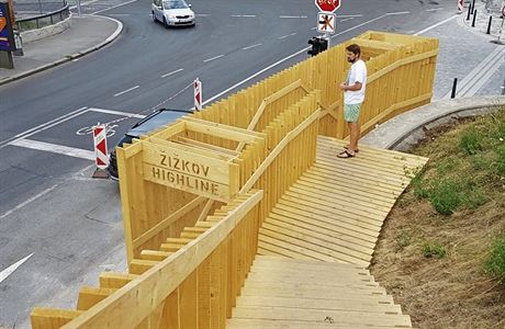 Praha oiven. ikovsk High Line zpstupuje cestu na mst zruen...