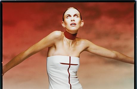 Kolekci jaro/lto 2002 ukzala na modelce Nadie Leanovsk