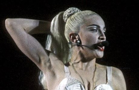 Madonna a jej outfit. Nejslavnjm a urit nejastji koprovanm Madonninm...