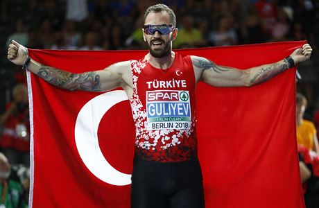 Turecký sprinter Ramil Gulijev slaví vítzství na dvoustovce na ME 2018.