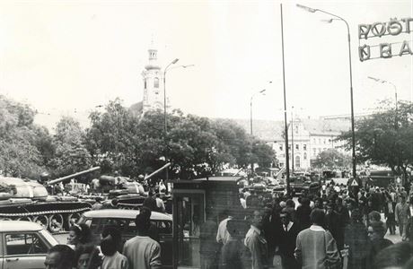 Bratislavské námstí Slovenského národního povstání na fotografii z roku 1968.