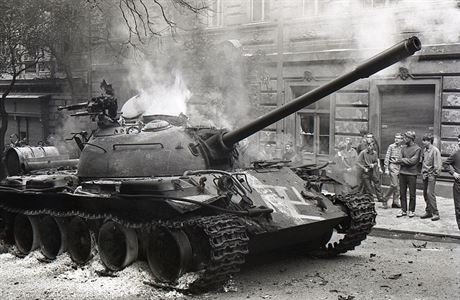 Tank v Praze, na kterém je namalovaný hákový kí.