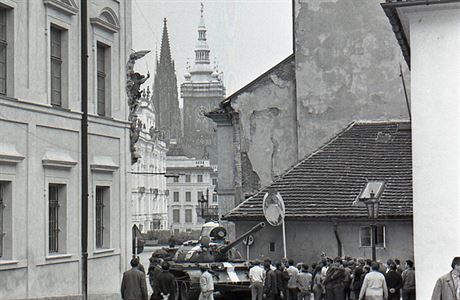 Tanky v jedné z ulic blízko Praského hradu.