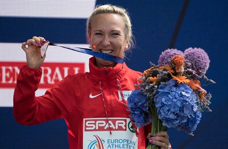 Eva Vrabcová Nývltová na stupních vítz s bronzovou medailí z ME