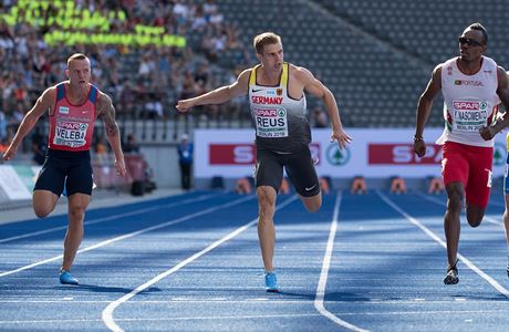 Jan Veleba v semifinálovém rozbhu tafet na 4x100 metr, ve kterém ei...