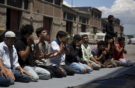 Uprchlíci se modlí (ilustraní foto).