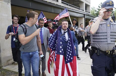 Nacionalista Jason Kessler na demonstraci ve Washingtonu rok po útoku v...
