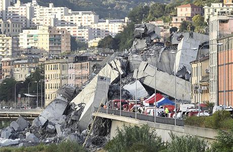 Pád dálniního mostu v Janov na severu Itálie si vyádal nejmén 39 mrtvých.
