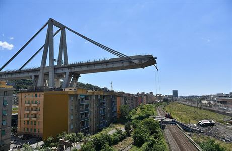 Trosky janovského mostu zasáhly i elezniní tra.