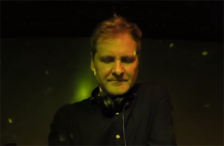 DJ Loutka bhem vystoupen v roce 2017.
