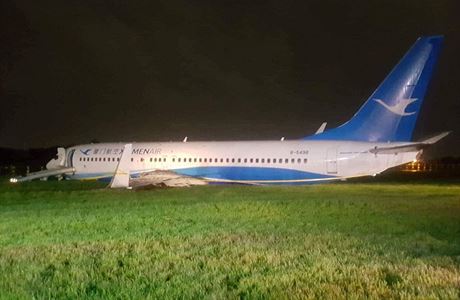 Boeing 737 Xiamen Airlines lec na bie na letiti v Manile.