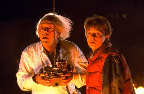 Emmett Brown (Christopher Lloyd) a Marty McFly (Michael J. Fox). Snímek Zpátky...