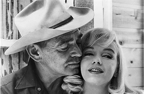 Clark Gable a Marilyn Monroeová ve snímku Mustangové (1961) Reie: John Huston.