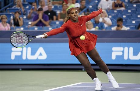 Serena Williamsov se natahuje na return