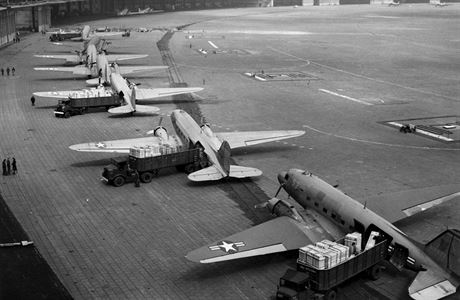 Dopravní letadla C-54. Náklad dokázali zamstnanci v pti lidech vyloit do...