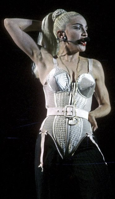 Madonna a její outfit. Nejslavnjím a urit nejastji kopírovaným Madonniným...