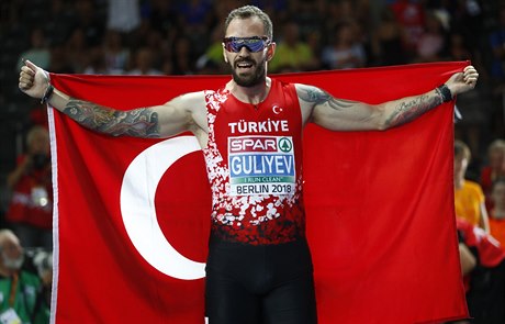 Turecký sprinter Ramil Gulijev slaví vítězství na dvoustovce na ME 2018.