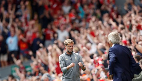 Jurgen Klopp slaví jednu ze ty branek Liverpoolu do sít West Hamu