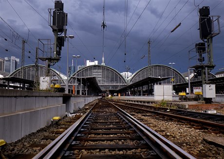 Kolejit na frankfurtském nádraí byla v oekávání boue prázdná.