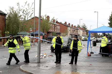 Policisté na míst stelby v britském Manchesteru.