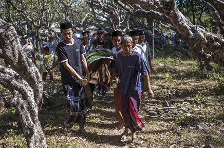 Indonétí mui nesoucí tlo obti zemtesení na ostrov Lombok.