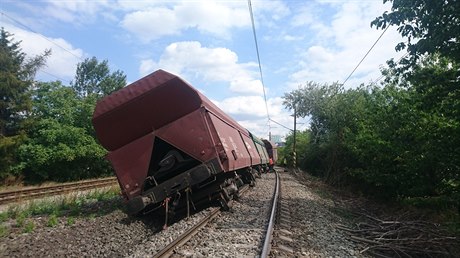 Vykolejený vlak v pražských Vršovicích budou hasiči dostávat zpět na trať...
