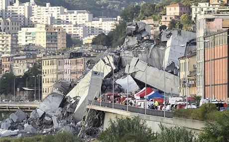 Pád dálniního mostu v Janov na severu Itálie si vyádal nejmén 39 mrtvých.