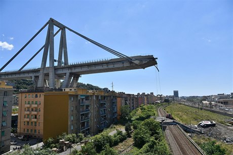 Trosky janovského mostu zasáhly i železniční trať.