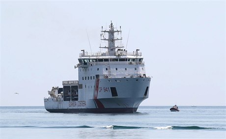 Loď Diciotti čeká u italských břehů se 177 migranty na palubě.