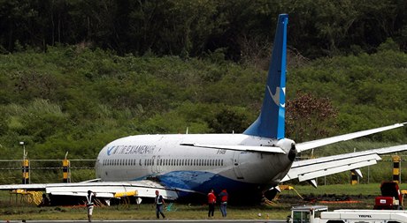 Čínský Boeing 737 na břiše v Manile.