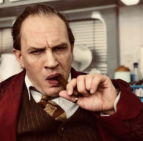 Tom Hardy jako Al Capone. Snímek Fonzo (2019).