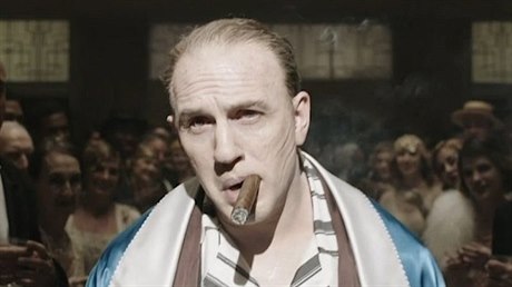 Tom Hardy jako Al Capone. Snímek Fonzo (2019).