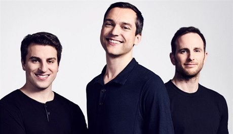 Brian Chesky, Nathan Blecharczyk a Joe Gebbia, zakladatelé Airbnb.
