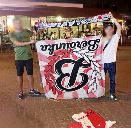 Fanoušci Dynama Kyjev se chlubí s ukradenou vlajkou šálou a dresem příznivců...