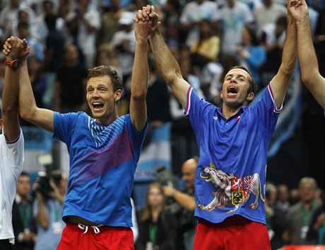 Podobnou radost Tomáše Berdycha (vlevo) a Radka Štěpánka už Češi doma neuvidí.