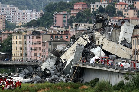 Většina mostu spadla do neobydlené oblasti, ale kusy betonu zasáhly i domy v...