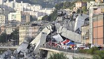 Pád dálničního mostu v Janově na severu Itálie si vyžádal nejméně 39 mrtvých.
