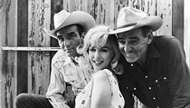 Montgomery Clift, Marilyn Monroeov a Clark Gable ve snmku Mustangov (1961)...