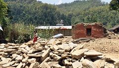 Budov se opravilo tak málo, �e jsou známky zem�t�esení vid�t prakticky v�ude....