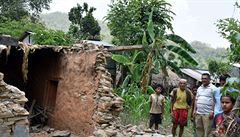 Budov se opravilo tak málo, �e jsou známky zem�t�esení vid�t prakticky v�ude....