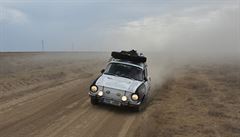 NOMÁDI: ‚Na příšernější cestě jsme dosud nejeli.’ Škoda 100 v Rusku a Kazachstánu